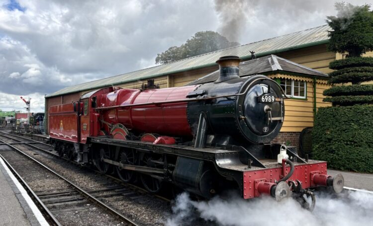 Wightwick Hall 6989 at Ropley - Chris Cornell